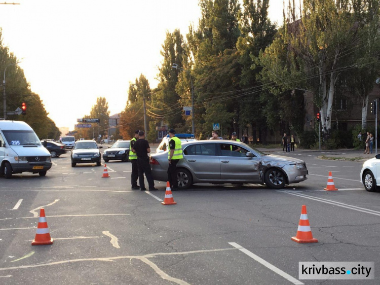 Авария в Кривом Роге: на перекрёстке столкнулись две машины, пострадала женщина (ФОТО)