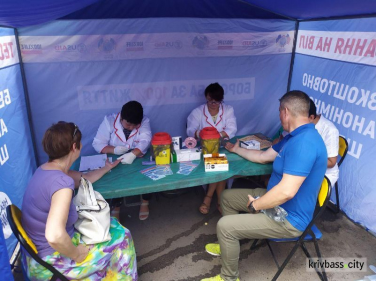 По-быстрому: в Кривом Роге жители могут узнать свой ВИЧ-статус прямо на рынке (фото)