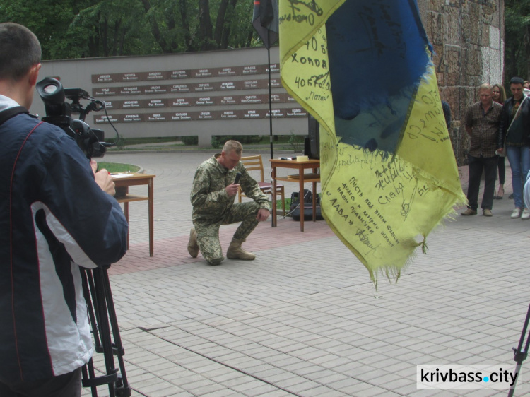 В Кривом Роге замкомбата стал на колени перед родственниками погибших под Иловайском (ФОТО)