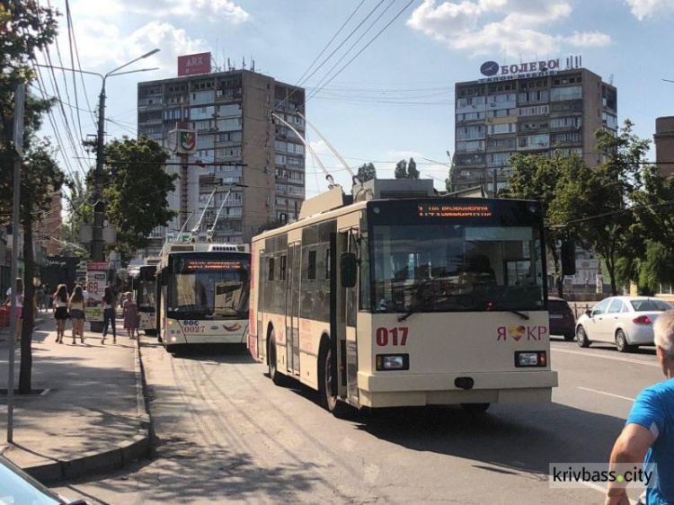 На 95-м квартале из-за автомобилей на полчаса было парализовано движение троллейбусов