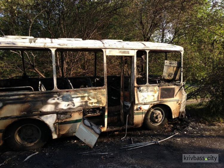 В Кривом Роге загорелся автобус во время движения