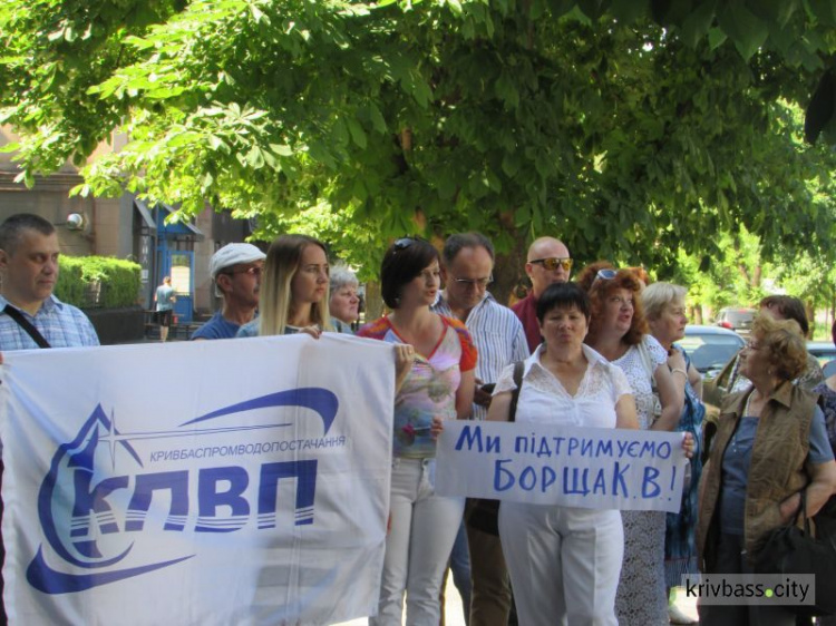 В Кривом Роге коллектив предприятия вышел под стены полиции, чтобы поддержать своего коллегу