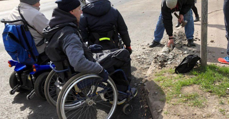 В Кривом Роге активисты-колясочники начали самостоятельно убирать бордюры с улиц города (фото)