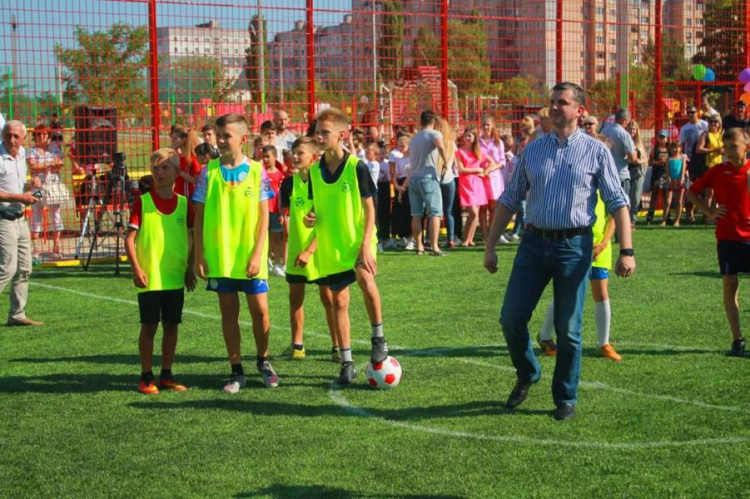 В Кривом Роге появилось новое поле для мини-футбола (фото)