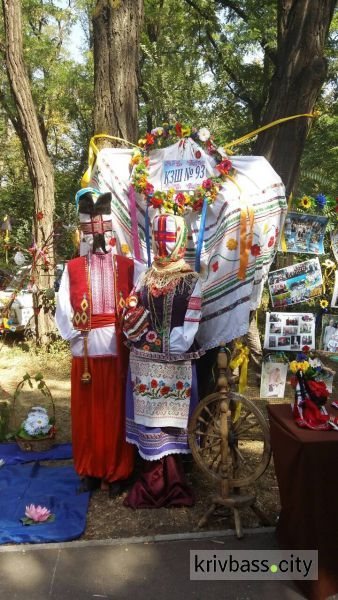 Изделия народных умельцев, фотозоны и концерт: в Покровском районе жители Кривого Рога отметили День независимости (ФОТОРЕПОРТАЖ)