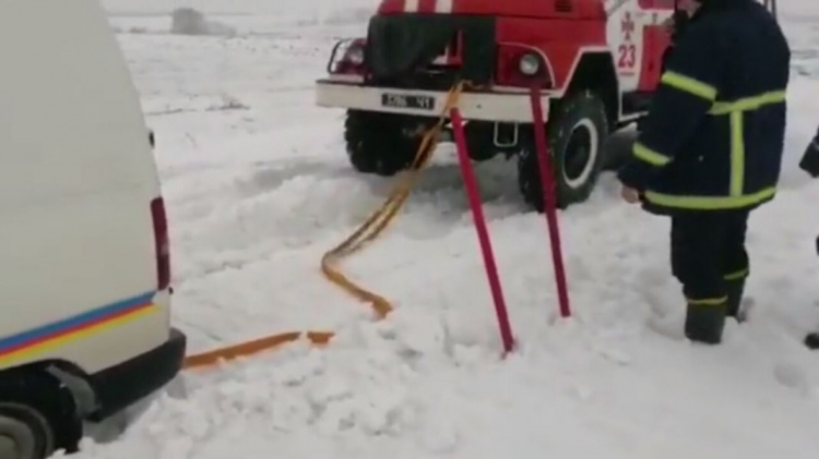 Под Кривым Рогом спасатели продолжают вытаскивать автомобили и автобусы (фото)