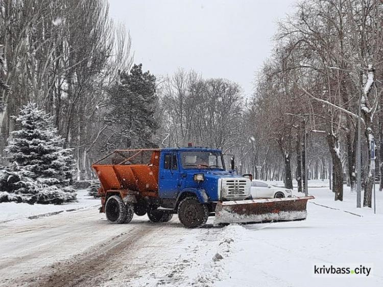 Спецтехніка на дорогах працює, місто не зупиняється - Іван Карий