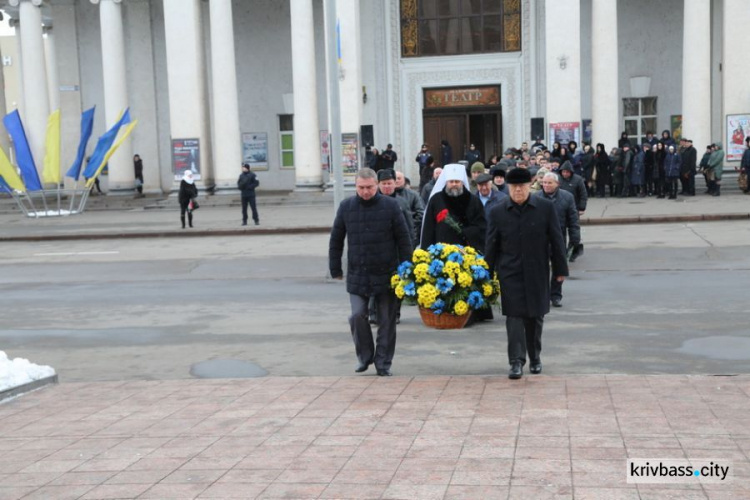 В День Соборности Украины криворожане собрались у памятника Великому Кобзарю (ФОТОФАКТ)