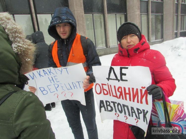 Маршрутки вместо собачьих будок: в Кривом Роге состоялась акция протеста против некачественных перевозок (фото)