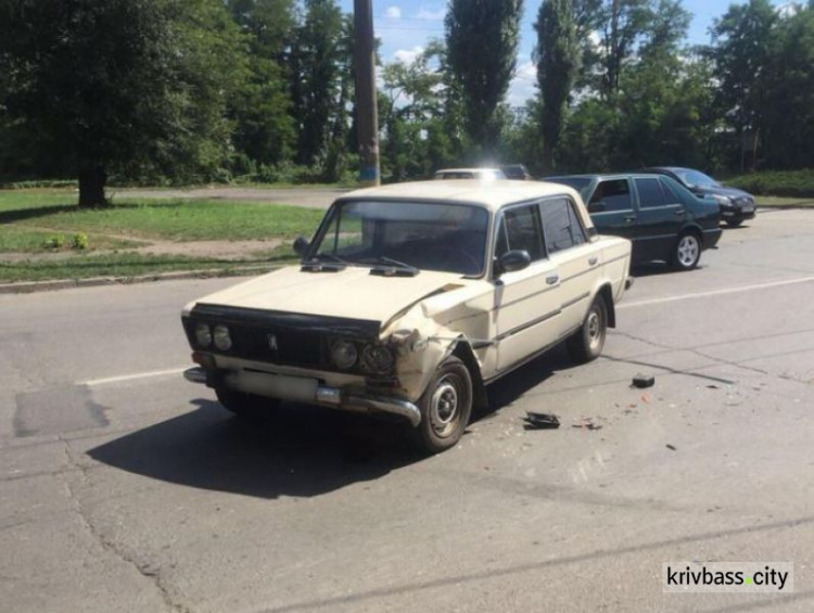 На перекрёстке в Кривом Роге не разминулись две машины (ФОТО)