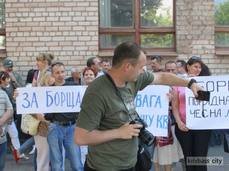 В Кривом Роге коллектив предприятия вышел под стены полиции, чтобы поддержать своего коллегу