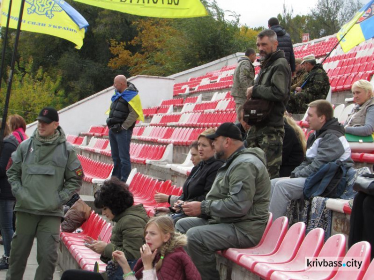 В Кривом Роге состоялся футбольный матч между бойцами АТО из Кривого Рога и Запорожья (ФОТО)