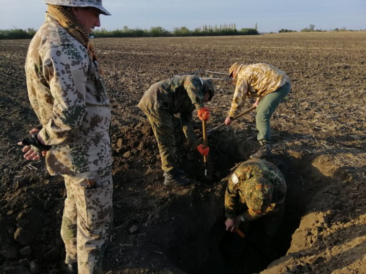 Экспедиция продолжается: поисковики из Кривого Рога "закончили" одно поле на Херсонщине