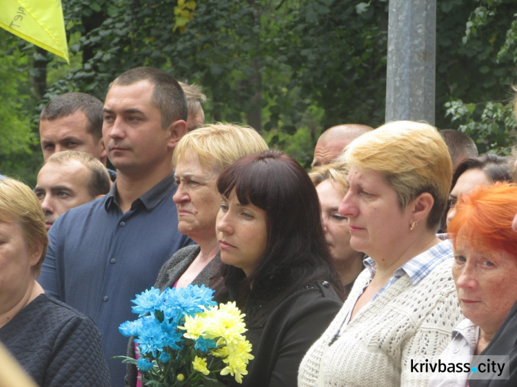 В Кривом Роге замкомбата стал на колени перед родственниками погибших под Иловайском (ФОТО)