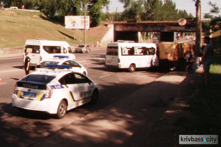 В Кривом Роге маршрутка «догнала» мусоровоз – травмированы 6 человек (ФОТО)