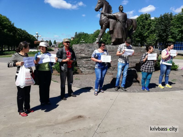 #SaveOlegSentsov: Криворожане провели акцию в поддержку политзаключенного в России Олега Сенцова (ФОТОРЕПОРТАЖ)