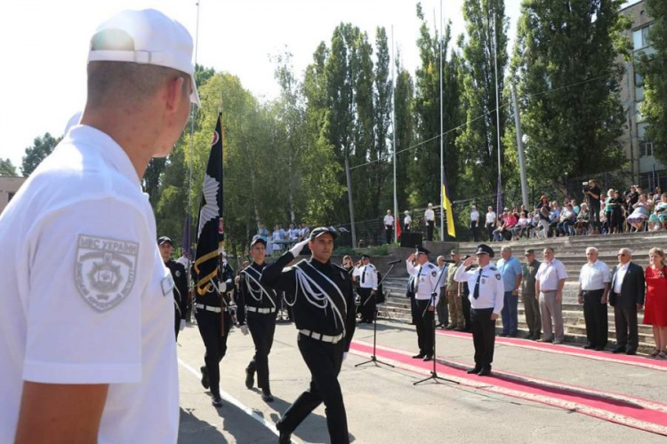 В Кривом Роге прошла церемония посвящения учащихся в студентов и курсантов Донецкого юридического института (фото)