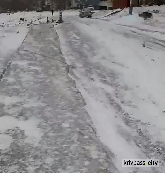 В Кривом Роге из-за порыва труб жители почти месяц ходят по гололеду