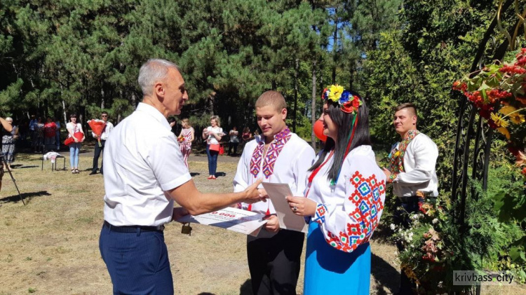 Где провели свое первое свидание молодожены из Кривого Рога, вступившие в брак в ботаническом саду (ФОТО)