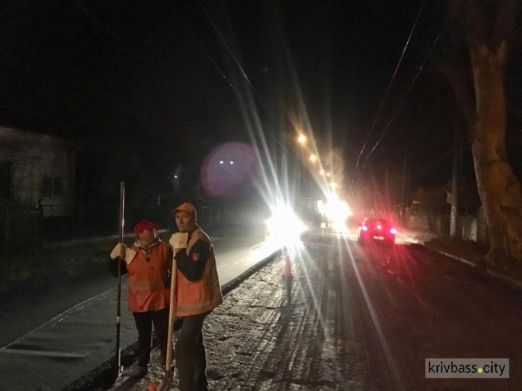 Денно и нощно в Кривом Роге ведутся работы по укладке асфальта (ФОТО)