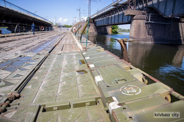 В Днепропетровской области под Никополем запустили движение по понтонном мосту