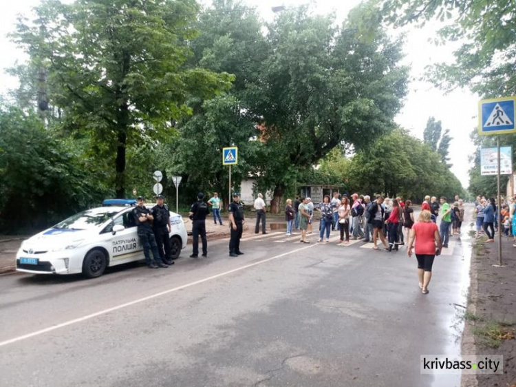 В Кривом Роге отчаявшиеся жильцы перекрыли движение в двух районах города, требуя восстановить электроснабжение (фото)