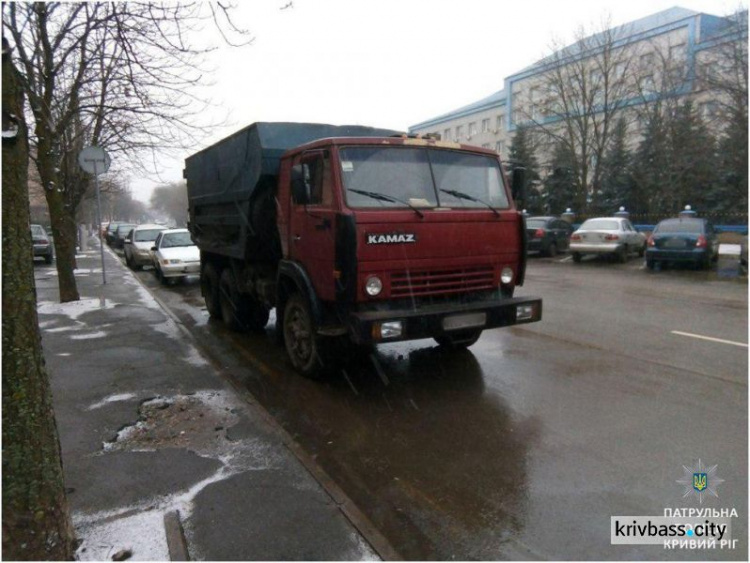 Патрульные Кривого Рога задержали грузовик с нелегальным металлоломом (ФОТО)