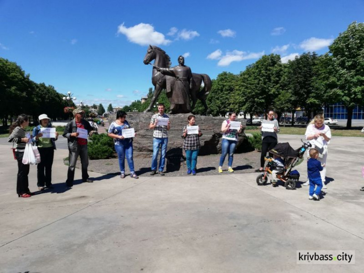 #SaveOlegSentsov: Криворожане провели акцию в поддержку политзаключенного в России Олега Сенцова (ФОТОРЕПОРТАЖ)