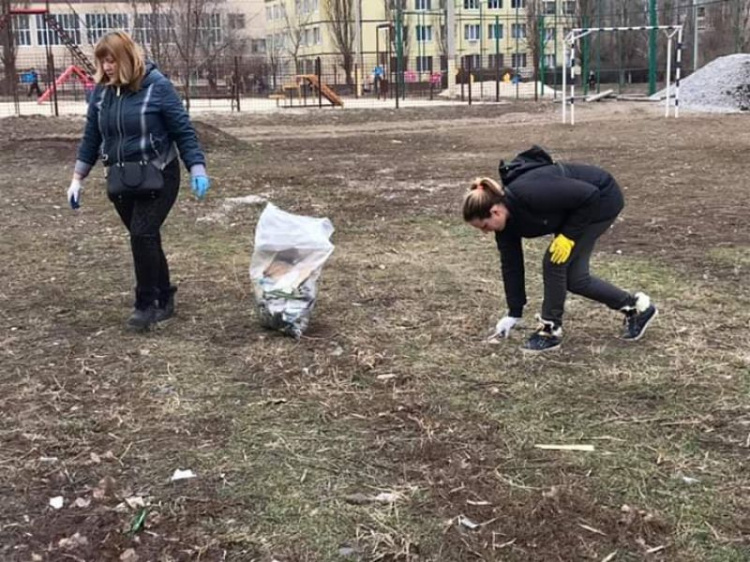 Криворожане организовались и провели субботник в своём районе (фото)