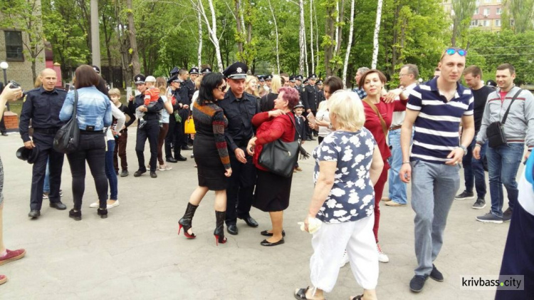 На службу в полицию Кривого Рога заступили 25 новых патрульных (ФОТОРЕПОРТАЖ)