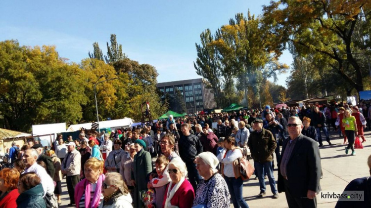 Всеукраинский фестиваль казацкой песни: творческие коллективы со всей Украины собрались в Кривом Роге (ФОТО)