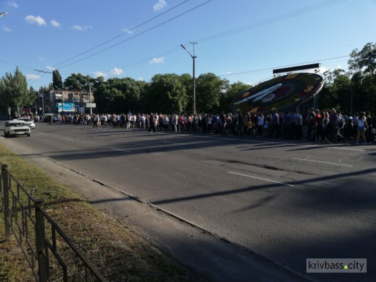 В Кривом Роге провели марш "За традиционные семейные ценности" (ФОТОРЕПОРТАЖ, ВИДЕО)