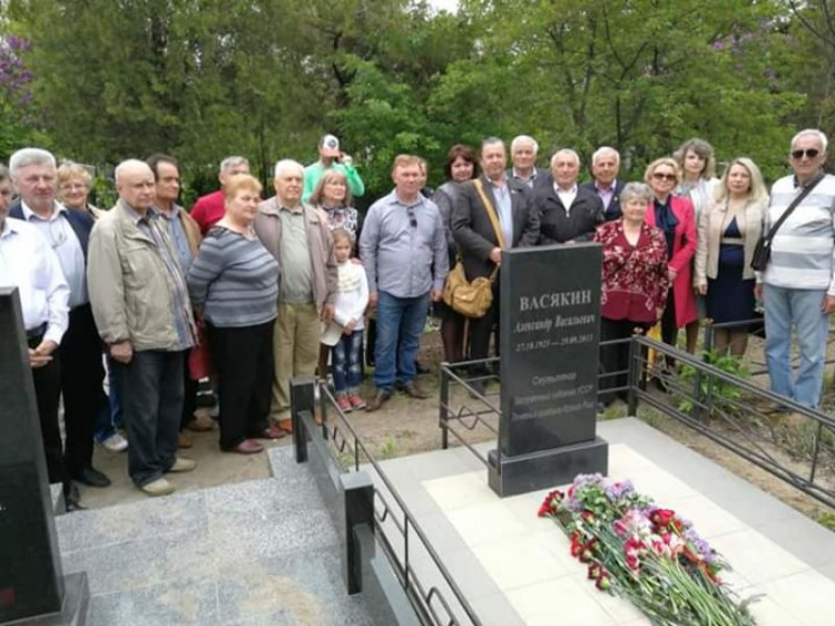 В Кривом Роге открыли памятник скульптору и почетному гражданину города Александру Васякину (фото)