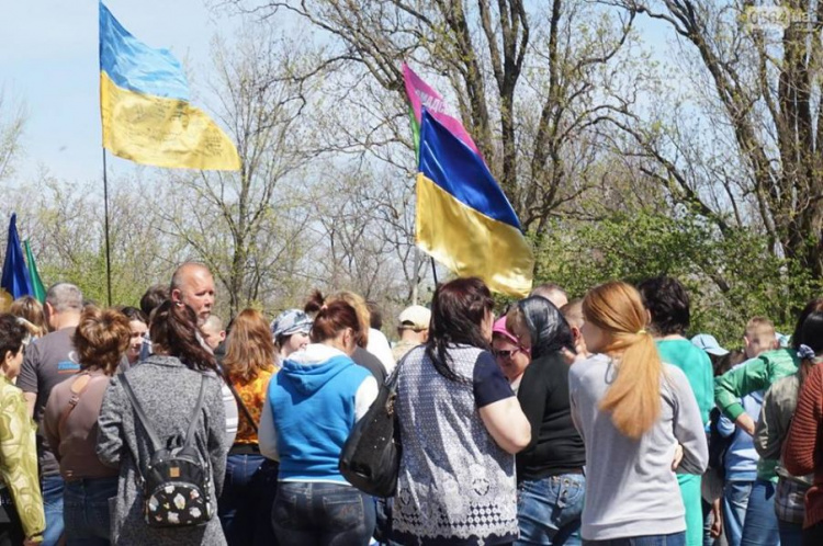 Жители Кривого Рога высадили дубы на Хортице (ФОТО)