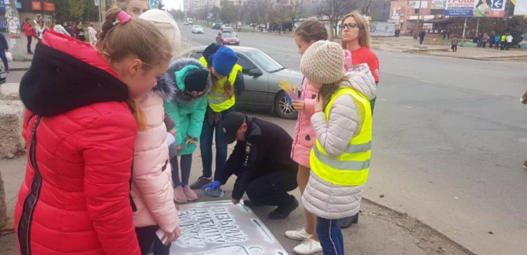 В Кривом Роге патрульные вместе с детьми напомнили жителям города о правилах безопасности на дорогах