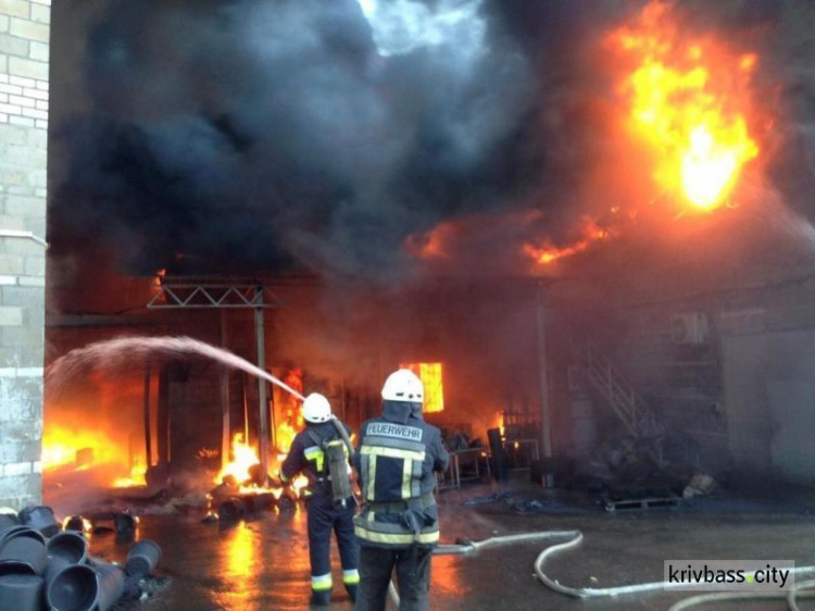 Под Кривым Рогом - крупный пожар на пластиковом заводе, очаг локализован (фото, видео)