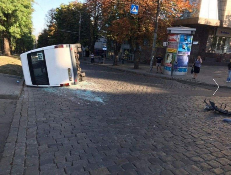 На Днепропетровщине перевернулась маршрутка с пассажирами: в нее на полной скорости влетела иномарка(фото)