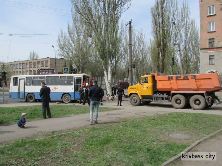 В Кривом Роге проводят следственный эксперимент на месте жуткого ДТП, а жители несут цветы(ФОТО)