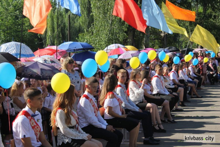 Отшумели: в школах Кривого Рога прозвенел последний звонок (ФОТО) + (ВИДЕО) + (ОБНОВЛЕНО)