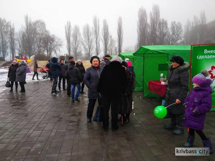 В Кривом Роге угощали блинами и сжигали чучело (ФОТО+ВИДЕО)