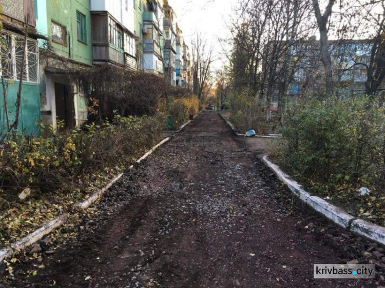 В Кривом Роге продолжают приводить в порядок межквартальные дороги (ФОТО)