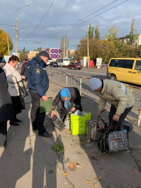 В Кривом Роге со "стихийно торгующими" пенсионерами провели разъяснительную работу (фото)