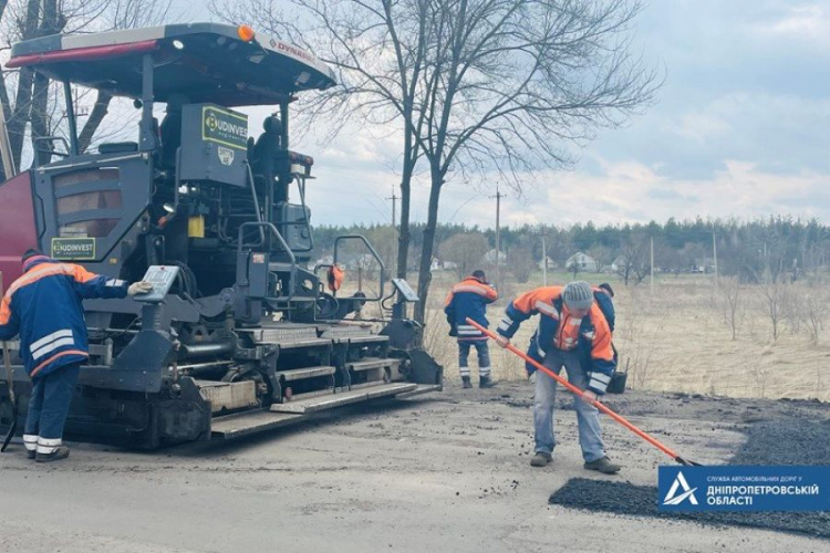 На дорогах Дніпропетровщини проводять ямковий ремонт