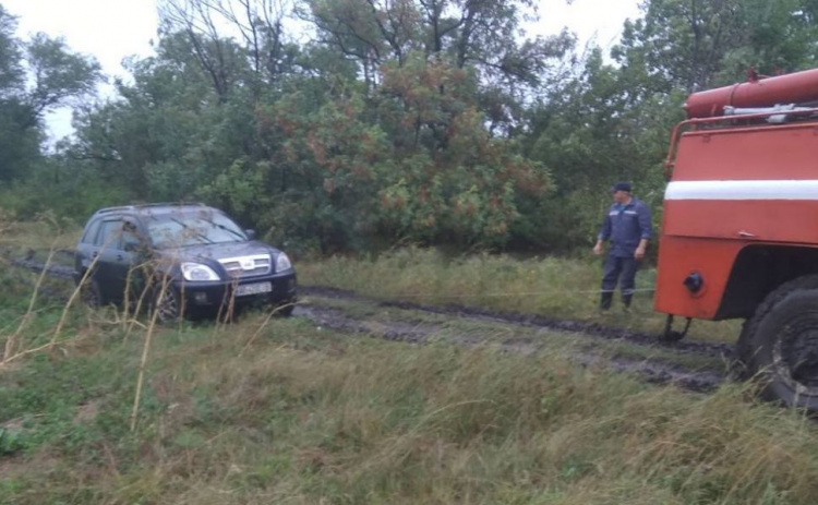 В Криворожском районе четыре автомобиля застряли в ловушке из-за ненастья