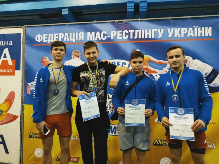 Юные криворожане вернулись с победой с чемпионата Украины по мас-рестлингу (фото)