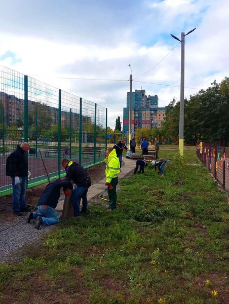 В одном из районов Кривого Рога жители города превратили "народные тропы" в официальные дорожки (ФОТО)