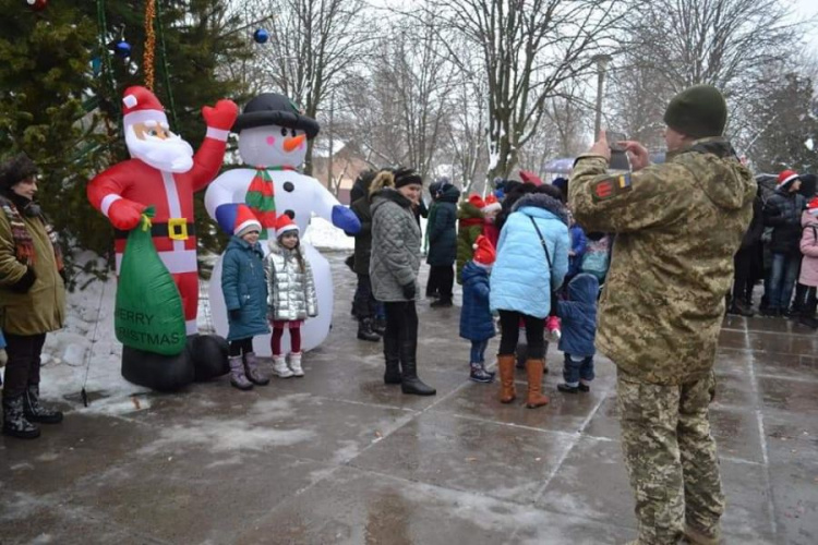 Весело и шумно прошло открытие городка: в Кривом Роге военные установили лесную красавицу (фото)