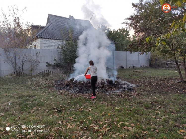 В Кривом Роге проводят рейды и борются с сжиганием листьев (фото) 