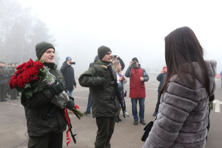 В Кривом Роге двое нацгвардейцев признались своим возлюбленным в любви