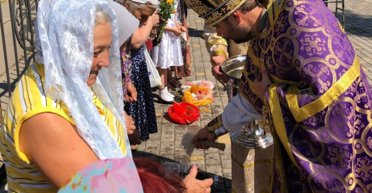 Праздник Медового Спаса: в Кривом Роге люди святили мёд, мак и полевые цветы (ФОТО)